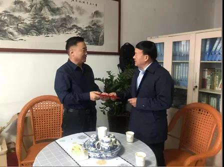 敦煌種業(yè)領(lǐng)導(dǎo)看望慰問公司老干部、老黨員及困難黨員職工