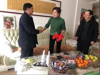 敦煌種業(yè)領(lǐng)導(dǎo)看望慰問公司老干部、老黨員及困難黨員職工