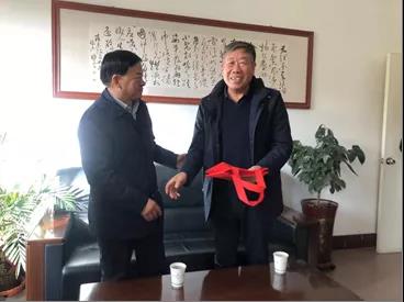 敦煌種業(yè)領(lǐng)導(dǎo)看望慰問公司老干部、老黨員及困難黨員職工