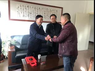 敦煌種業(yè)領(lǐng)導(dǎo)看望慰問公司老干部、老黨員及困難黨員職工